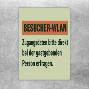 Besucher-WLAN Aufkleber in Dunkelgrün und Beige mit Hinweis, Zugangsdaten bei der gastgebenden Person zu erfragen.