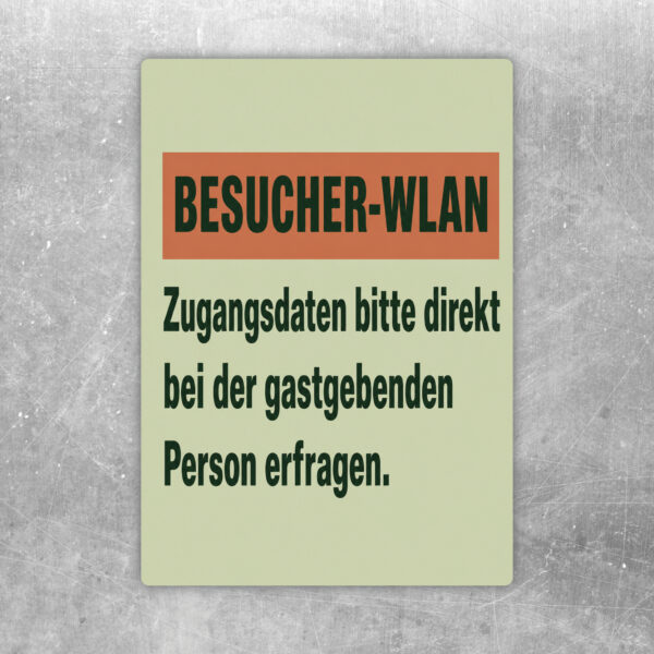 Besucher-WLAN Aufkleber in Dunkelgrün und Beige mit Hinweis, Zugangsdaten bei der gastgebenden Person zu erfragen.