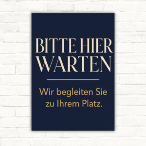 Bitte hier warten Schild mit Wortlaut „Wir begleiten Sie zu Ihrem Platz“ und nostalgischer Empfangsszene für Gäste.