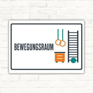 Bewegungsraum Schild mit Turnringen, Sprossenleiter und dem Schriftzug „BEWEGUNGSRAUM“ als Hinweisschild.
