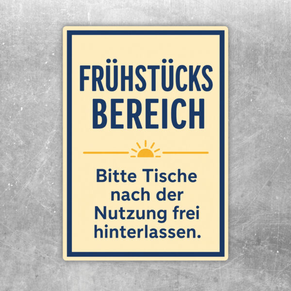 Aufkleber Frühstücksbereich mit Illustration eines hellen Frühstücksraums und Hinweis, Tische frei zu hinterlassen.