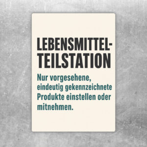 Lebensmittel-Teilstation Aufkleber im Hochformat mit Regalillustration und Hinweis zu gekennzeichneten Produkten.