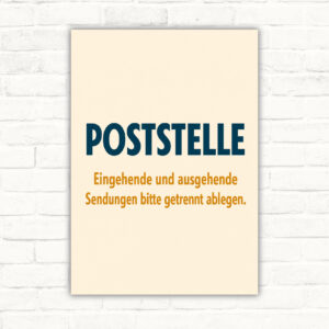 Poststelle Schild mit der Aufschrift „Eingehende und ausgehende Sendungen bitte getrennt ablegen“ und zwei Ablagekörben.