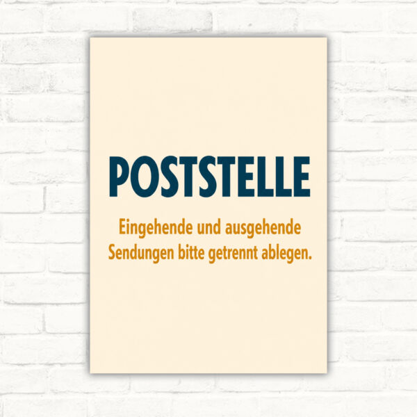 Poststelle Schild mit der Aufschrift „Eingehende und ausgehende Sendungen bitte getrennt ablegen“ und zwei Ablagekörben.