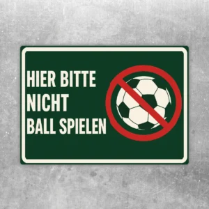 Hier bitte nicht Ball spielen Aufkleber mit rotem Verbotssymbol über einem Fußball auf grünem Hintergrund.