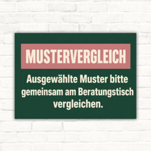 Hinweisschild mit Wortlaut „MUSTERVERGLEICH“ und Bitte, ausgewählte Muster am Beratungstisch gemeinsam zu vergleichen.