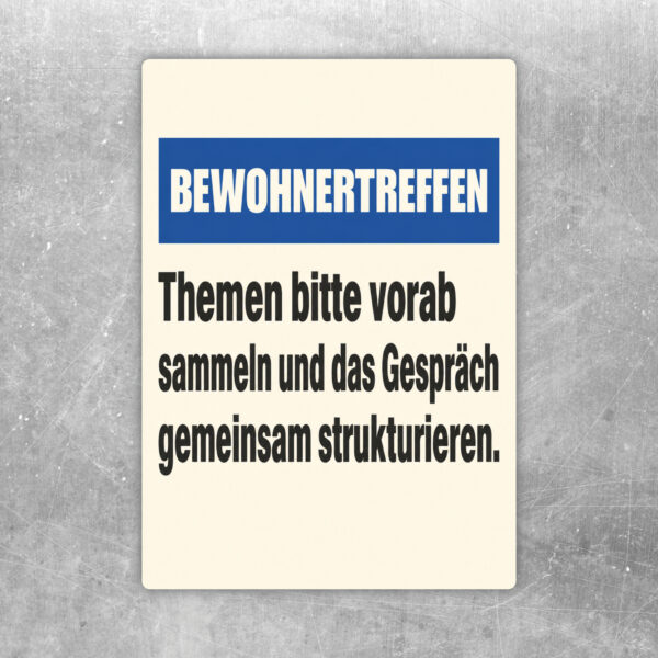 Bewohnertreffen Aufkleber mit Gruppe am Tisch und Hinweis, Themen vorab zu sammeln und Gespräche zu strukturieren.