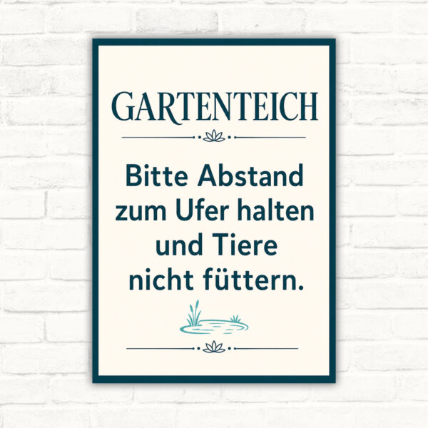 Gartenteich Schild mit Text „Bitte Abstand zum Ufer halten und Tiere nicht füttern“ und dekorativer Teichillustration.