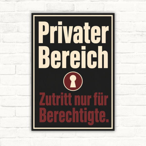 Privater Bereich Schild mit Türmotiv und Text „Zutritt nur für Berechtigte.“ als bedrucktes Hinweisschild.