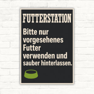 Futterstation Schild mit Text „Bitte nur vorgesehenes Futter verwenden und sauber hinterlassen“ als Hochformat-Hinweis.