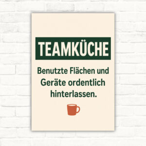 Teamküche Schild mit Küchenmotiv und Text „Benutzte Flächen und Geräte ordentlich hinterlassen“ als Ordnungshinweis.