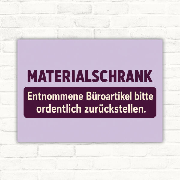 Materialschrank Schild – Büroartikel ordentlich zurückstellen mit gut lesbarem Motiv und klarer Beschriftung als bedrucktes Schild aus Aluminium-Verbundplatte.