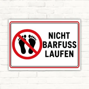 Nicht barfuß laufen Schild mit rotem Verbotssymbol und schwarzem Text auf weißem Hintergrund, querformatiges Hinweisschild.