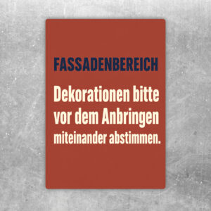 Aufkleber Fassadenbereich mit nostalgischem Motiv und Hinweis, Dekorationen vor dem Anbringen abzustimmen.