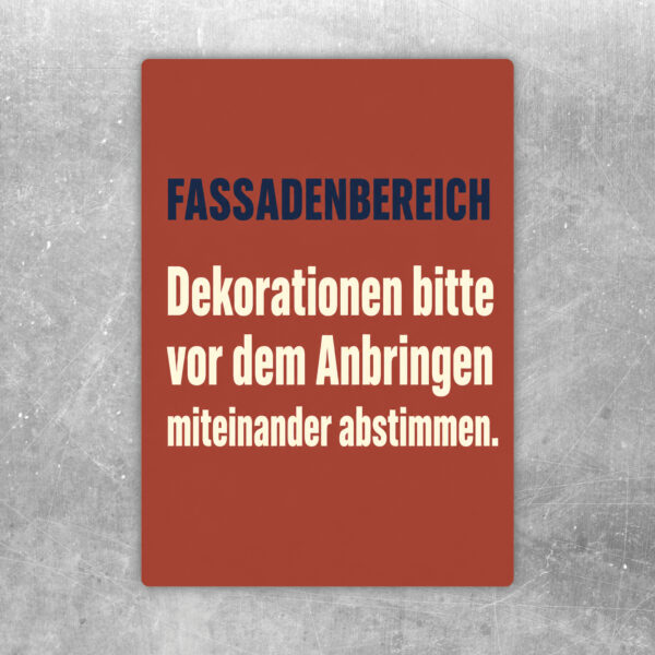 Aufkleber Fassadenbereich mit nostalgischem Motiv und Hinweis, Dekorationen vor dem Anbringen abzustimmen.