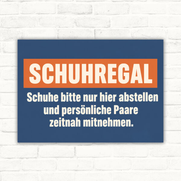 Schuhregal Schild mit Text „Schuhe bitte nur hier abstellen und persönliche Paare zeitnah mitnehmen“ im Querformat.