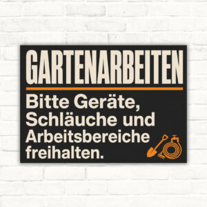 Gartenarbeiten Schild mit Text „Bitte Geräte, Schläuche und Arbeitsbereiche freihalten“ und Gartengeräte-Motiv.