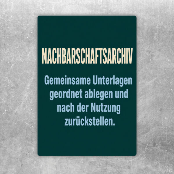 Aufkleber Nachbarschaftsarchiv mit Regal, Ordnern und Hinweis zum geordneten Ablegen gemeinsamer Unterlagen.