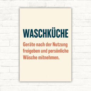 Waschküche Schild mit Text „Geräte nach der Nutzung freigeben und persönliche Wäsche mitnehmen“ im Retro-Waschraum-Motiv.