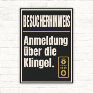 Besucherhinweis Schild mit Wortlaut „Anmeldung über die Klingel.“ und Illustration einer Klingelanlage am Eingang.