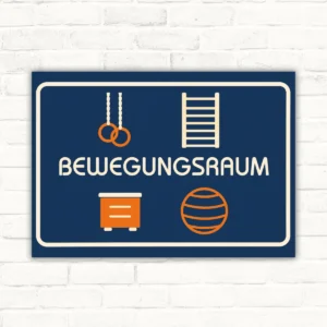 Bewegungsraum Schild mit Turnringen, Sprossenleiter und Ball auf blauem Hintergrund, bedrucktes Hinweisschild.