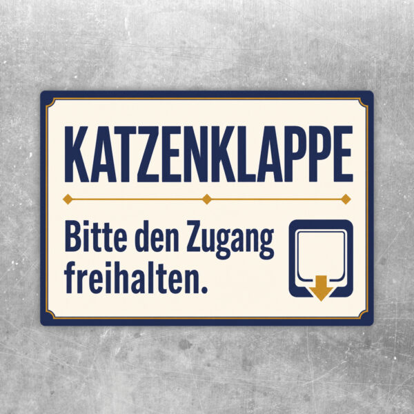 Katzenklappe Aufkleber im Querformat mit Katze, türkisblauer Klappe und Text Bitte den Zugang freihalten.