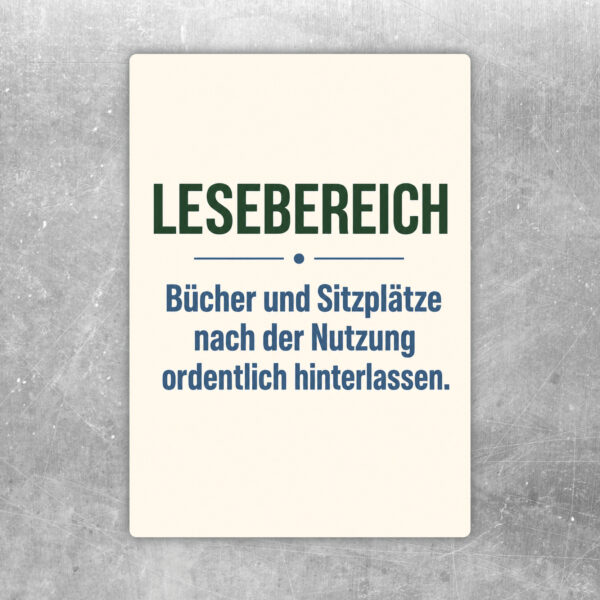Lesebereich Aufkleber mit Bücherregal, Sesseln und Hinweis, Bücher und Sitzplätze ordentlich zu hinterlassen.