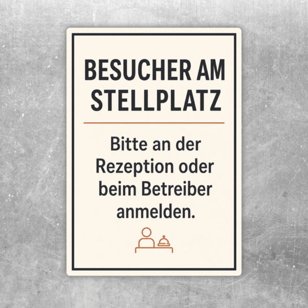 Aufkleber mit Text „Besucher am Stellplatz“ und Hinweis zur Anmeldung an Rezeption oder Betreiber, Campingmotiv.