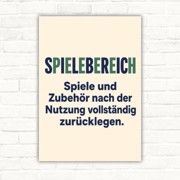 Spielebereich Schild mit Text „Spiele und Zubehör nach der Nutzung vollständig zurücklegen“ als bedrucktes Hinweisschild.