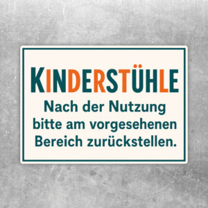 Kinderstühle zurückstellen Aufkleber im Querformat mit illustrierten Kinderstühlen, Pflanzen und Hinweistext.