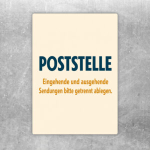 Poststelle Aufkleber mit zwei Ablagekörben für eingehende und ausgehende Sendungen in Beige, Grün, Rot und Gelb.