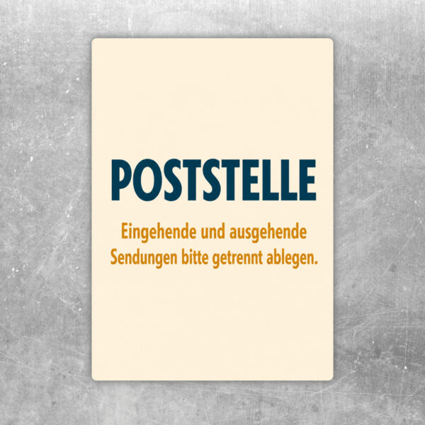 Poststelle Aufkleber mit zwei Ablagekörben für eingehende und ausgehende Sendungen in Beige, Grün, Rot und Gelb.