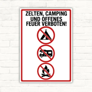 Verbotsschild mit Text „Zeltten, Camping und offenes Feuer verboten“ und drei durchgestrichenen Piktogrammen.