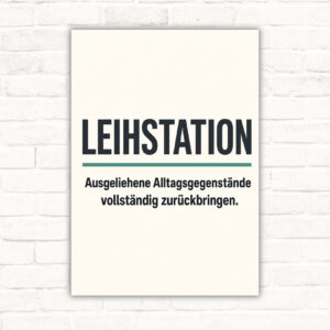 Leihstation Schild mit Text „Ausgeliehene Alltagsgegenstände vollständig zurückbringen“ und Rückgabe-Illustration.