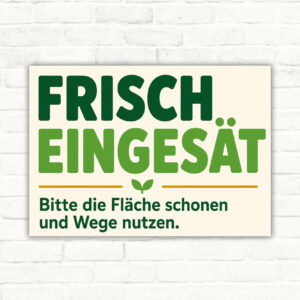 Frisch eingesät Schild mit Text „Bitte die Fläche schonen und Wege nutzen“ für Grünflächen im Querformat.