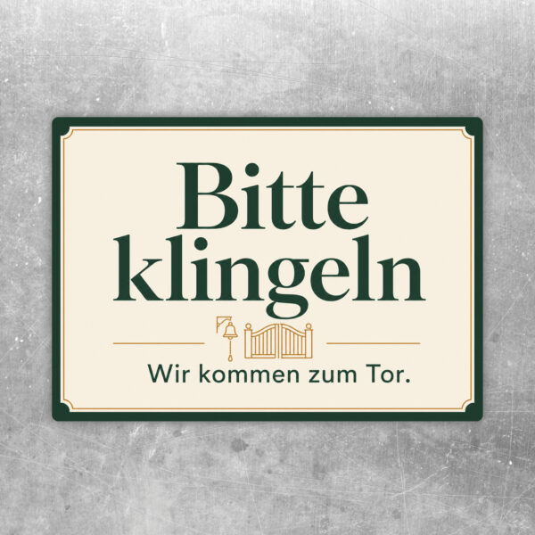 Bitte klingeln Aufkleber im Querformat mit Tor-Illustration und Text Wir kommen zum Tor in Beige und Braun.