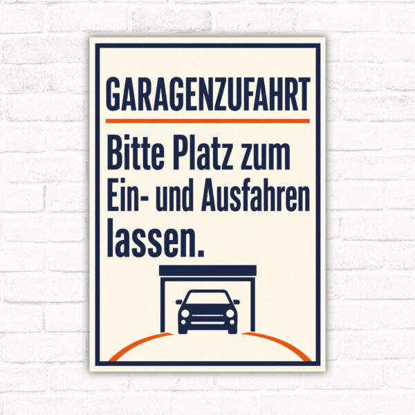 Garagenzufahrt Schild mit Garage, Auto und Text „Bitte Platz zum Ein- und Ausfahren lassen“ als bedrucktes Hinweisschild.