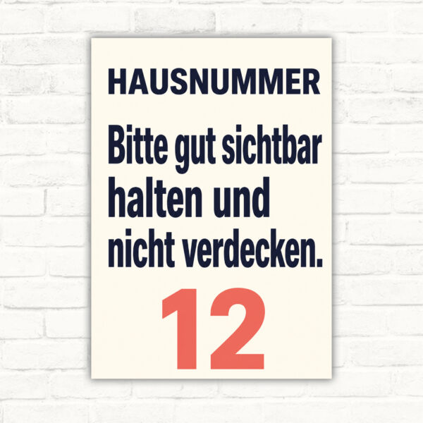 Hausnummer Schild mit dem Text „Bitte gut sichtbar halten und nicht verdecken“ in Schwarz und Gold für den Eingangsbereich.