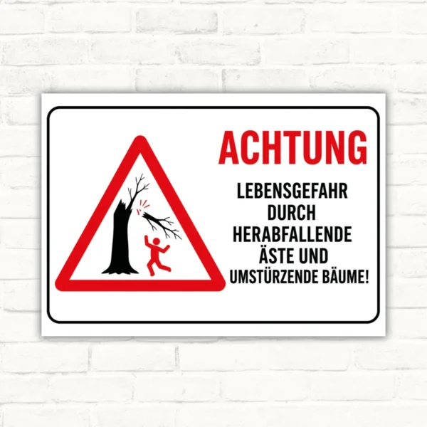 Warnschild mit Text „Achtung Lebensgefahr durch herabfallende Äste und umstürzende Bäume“ in Rot, Schwarz und Weiß.