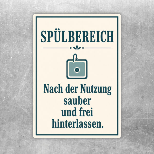 Spülbereich Aufkleber mit Spüle, Geschirr und Text „Nach der Nutzung sauber und frei hinterlassen“.