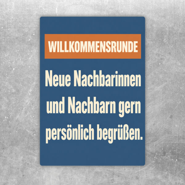Willkommensrunde Aufkleber mit Nachbarschaftsgruppe vor Häusern und Text zum persönlichen Begrüßen neuer Nachbarn.