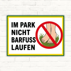 Schild mit der Aufschrift „IM PARK NICHT BARFUSS LAUFEN“ und rotem Verbotssymbol über baren Füßen auf Gras.