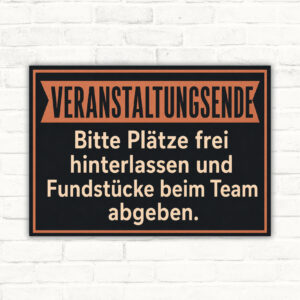 Veranstaltungsende Schild mit Text „Bitte Plätze frei hinterlassen und Fundstücke beim Team abgeben“ als Querformat-Hinweis.