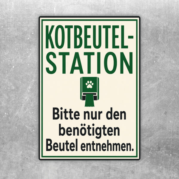 Kotbeutel-Station Aufkleber mit grün-beigem Art-déco-Motiv und Hinweis zur Entnahme benötigter Beutel.