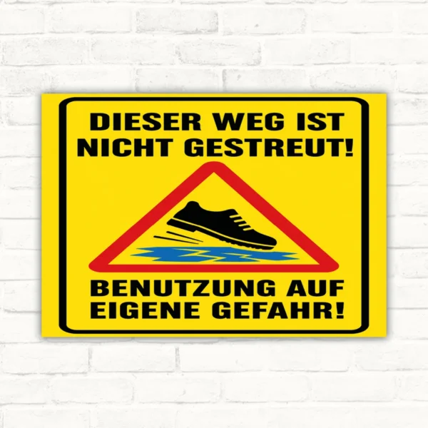 Warnschild mit Text „Dieser Weg ist nicht gestreut! Benutzung auf eigene Gefahr!“ und Rutschgefahr-Symbol im Hochformat.
