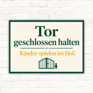 Schild mit der Aufschrift „Tor geschlossen halten, Kinder spielen im Hof“ als Hinweisschild im Querformat.