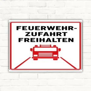 Feuerwehrzufahrt freihalten Schild mit rotem Feuerwehrwagen, schwarzem Text und roter Umrandung im Hochformat.