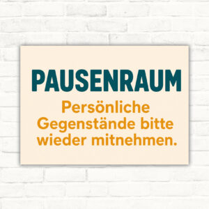 Pausenraum Schild mit Text „Persönliche Gegenstände bitte wieder mitnehmen“ und illustrierter Lounge-Szene.