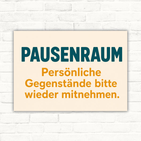 Pausenraum Schild mit Text „Persönliche Gegenstände bitte wieder mitnehmen“ und illustrierter Lounge-Szene.