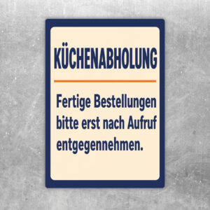 Küchenabholung Aufkleber mit Ausgabeszene und Hinweis, fertige Bestellungen erst nach Aufruf entgegennehmen.